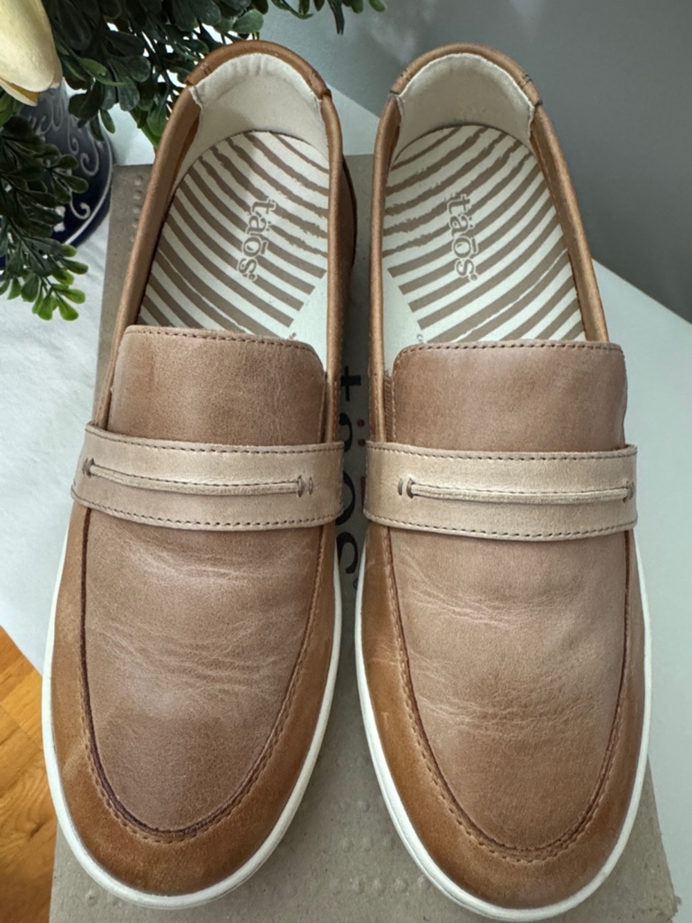 Taos Footwear Upward Women’s Slip-On Penny Loafers in Caramel /Tan 9.5 M EUC - Picture 2 of 10